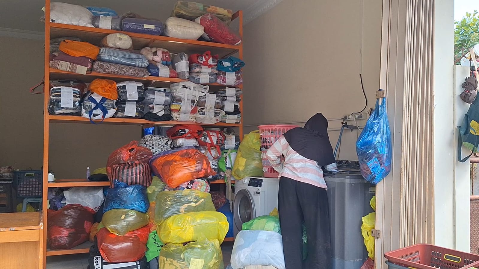 Selepas banjir mataram, omzet usaha laundry dan bengkel meningkat.
