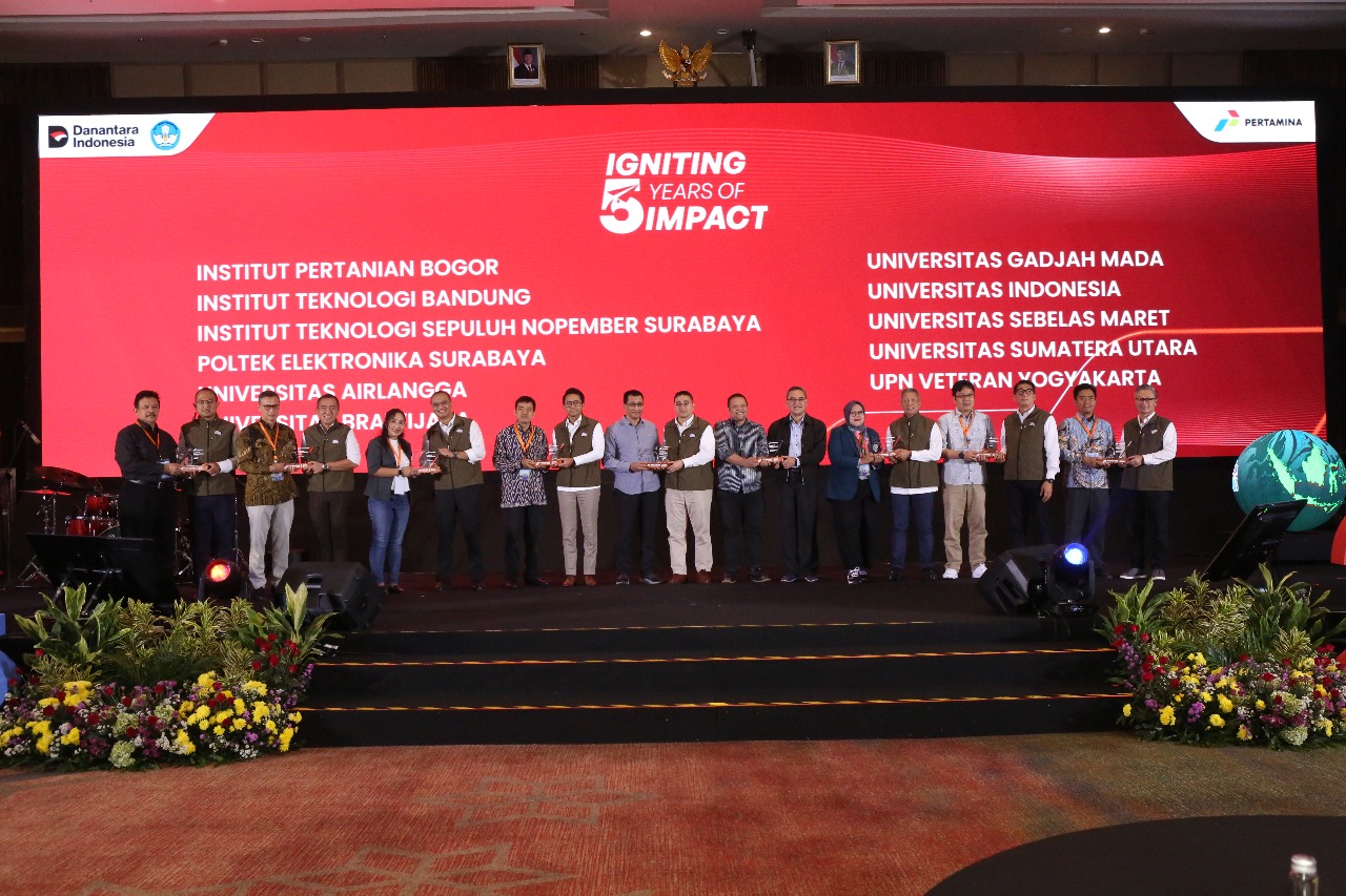 Penyerahan penghargaan 5 years of impact untuk 11 kampus pemenang Pertamuda 2021-2024 dalam acara Kick Off PGTC 2025 yang digelar di Grha Pertamina Jakarta, Kamis 10 juli 2025.