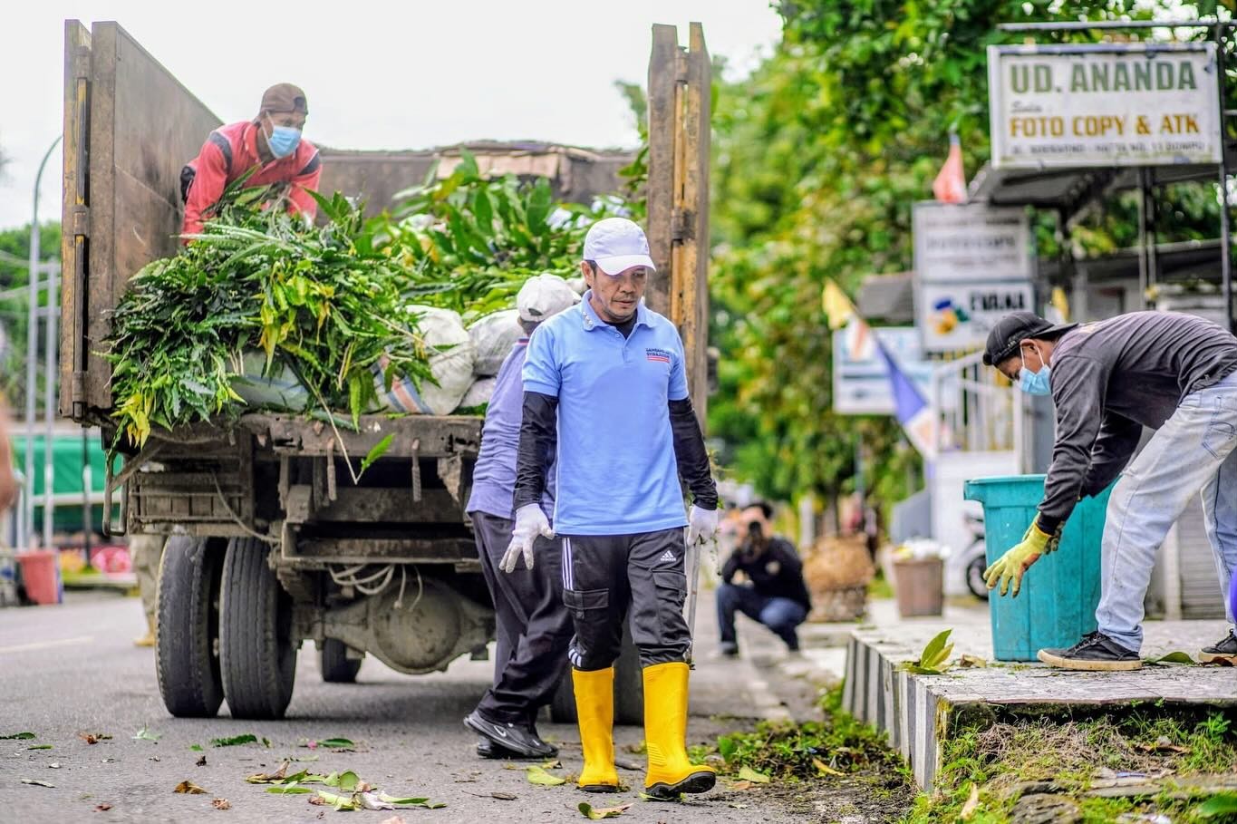 Bupati Dompu Bambang Firdaus saat turun membersihkan sampah, belum lama ini.