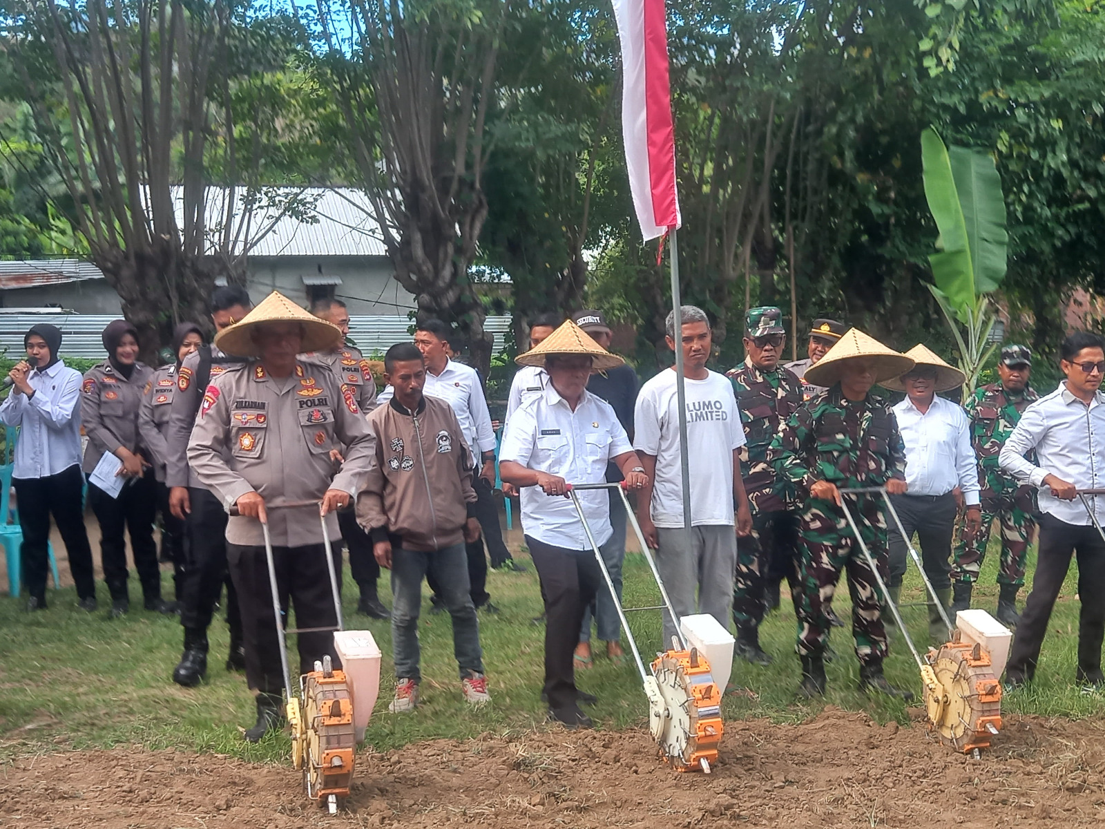 DUKUNG KETAHANAN PANGAN: Bupati KSB Amar Nurmansyah bersama Kapolres KSB AKBP Zulkarnain saat melaksanakan kegiatan penanaman serentak jagung, Jumat (11/7).&nbsp;