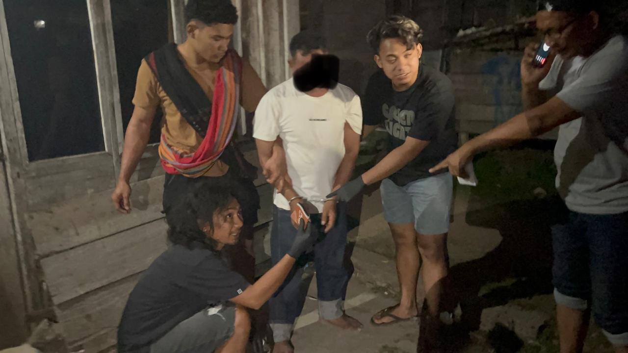 Pelaku MI ditangkap polisi saat penggerebekan di rumahnya di Dusun Lara, Desa Nanga Tumpu, Kecamatan Manggelewa, Dompu, Kamis (10/7).