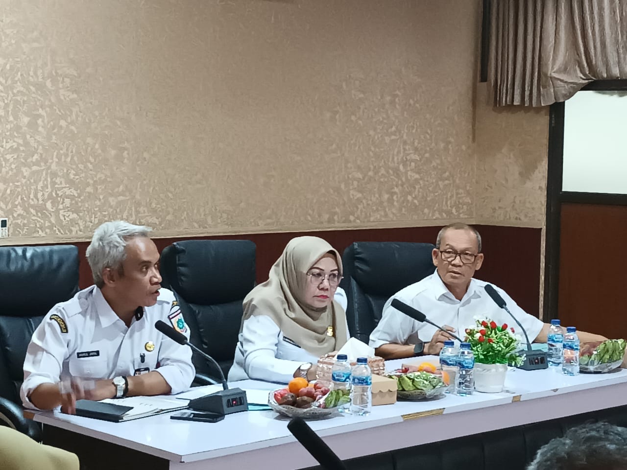 PERSIAPAN HARGANAS: Wabup KSB Hanipah didampingi Sekda Hairul Jibril dan Kepala Dinas P2KBP3A Agus Purnawan sekaligus ketua pelaksana kegiatan saat rapat persiapan menyambut Harganas