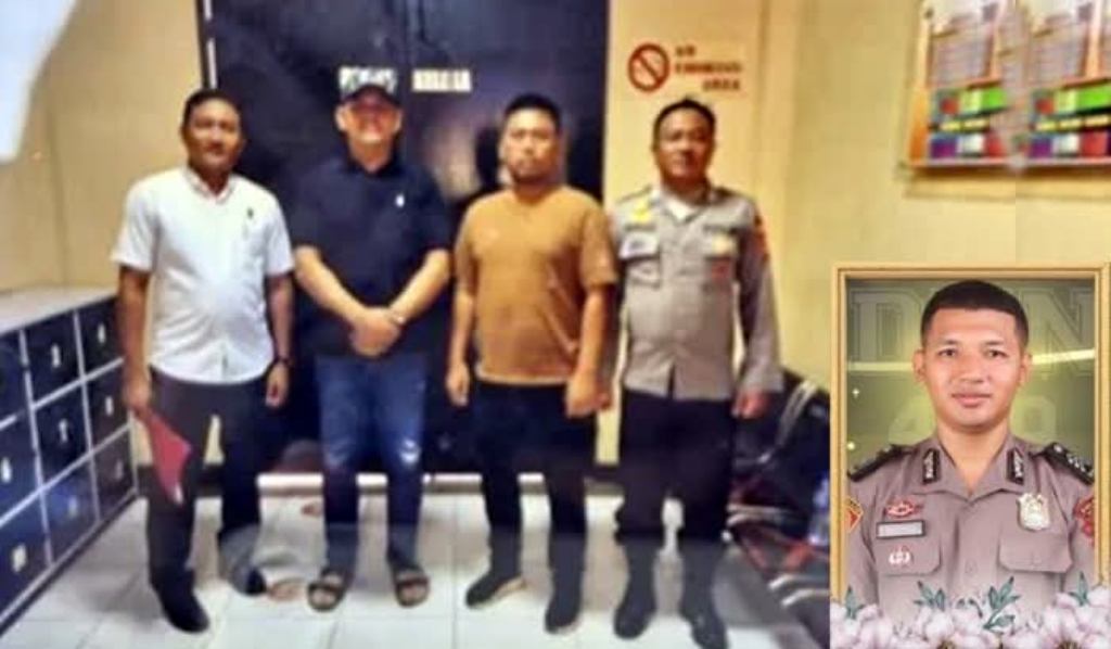 DITAHAN: Kompol Yogi dan Ipda Haris Chandra ditahan di Rutan Polda NTB, belum lama ini. Tampak pula foto almarhum Brigadir Nurhadi (dibingkai).