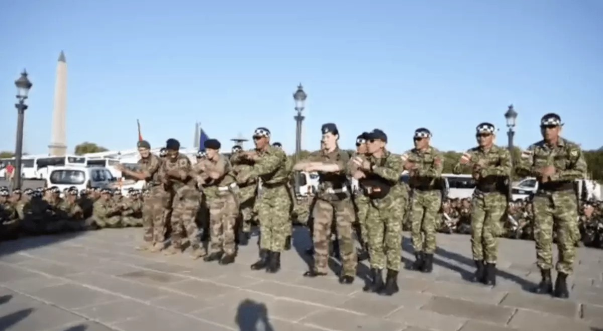 Pasukan TNI dan tentara Prancis menirukan gerakan penari pacu jalur usai latihan bersama dalam rangka menuju Bastille Day di Prancis.  (Tangkapan Layar)