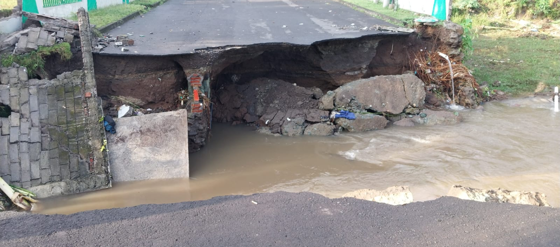 AMBLAS: Kondisi jalan yang putus di perumahan Mahkota Bertais akibat banjir yang melanda Kota Mataram beberapa waktu lalu.&nbsp;