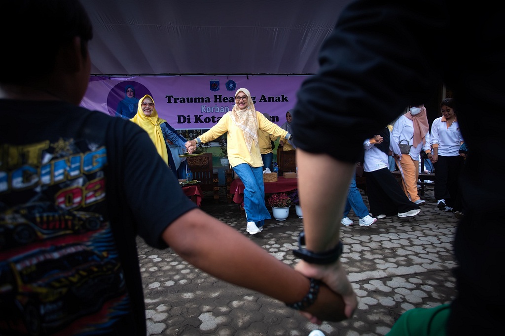 PENUH SENYUM: Ketua TP PKK Kota Mataram Kinnastri Mohan Roliskana saat bergembira bersama anak-anak korban banjir bandang Kota Mataram, Jumat (11/7).