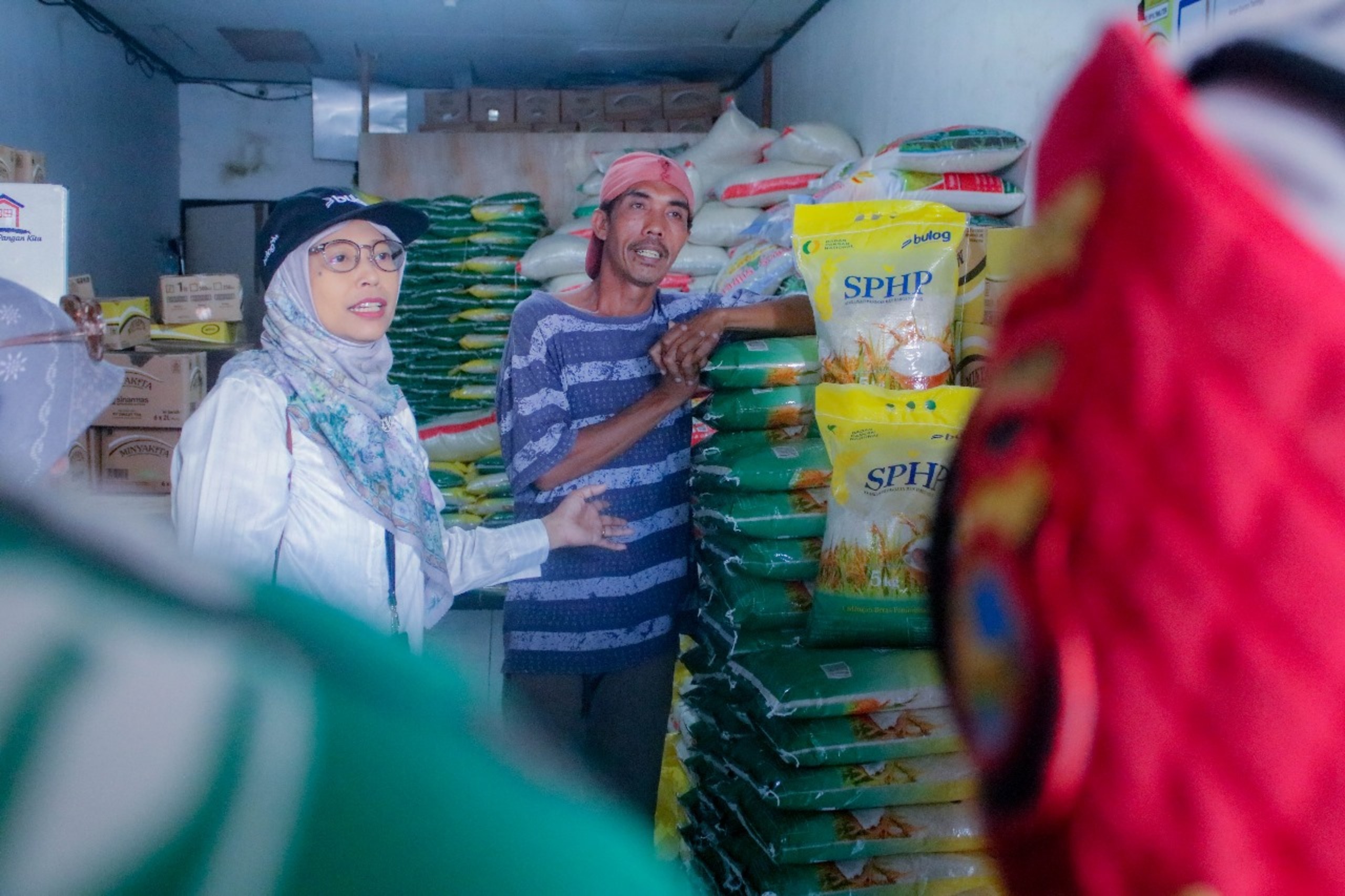 Bulog salurkan beras murah di NTB via empat jalur utama.