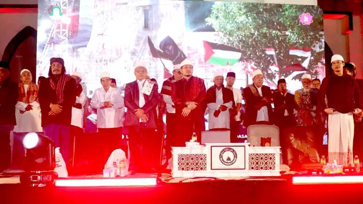 Majelis Badruttamam, dengan tajuk "Membawa Cinta bagi Semesta," saat perayaan satu dasawarsa di Kota Mataram.