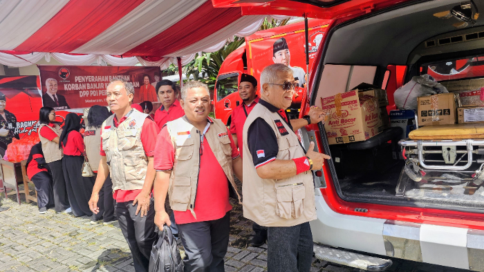 Ketua DPD PDI Perjuangan NTB H Rachmat Hidayat saat mengecek mobil ambulans untuk membantu korban banjir Mataram, Ahad (13/7).