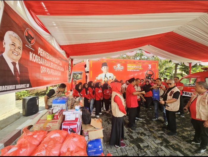 Ketua DPD PDI Perjuangan NTB H Rachmat Hidayat saat menyalurkan bantuan untuk Korban banjir Mataram, Ahad (13/7/2025).