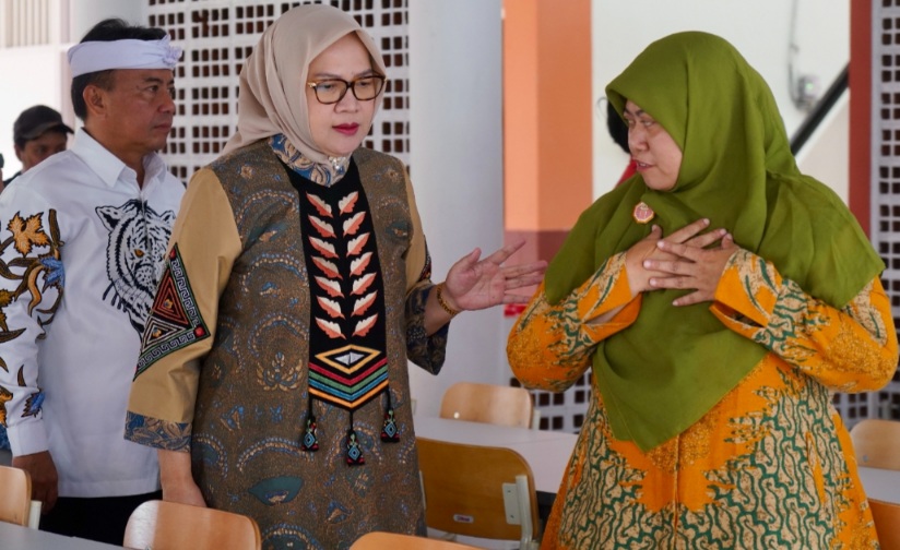 Anggota DPR RI, Haeny saat berbincang dengan tenaga pendidik Sekolah Rakyat di Jawa Barat, beberapa waktu lalu.