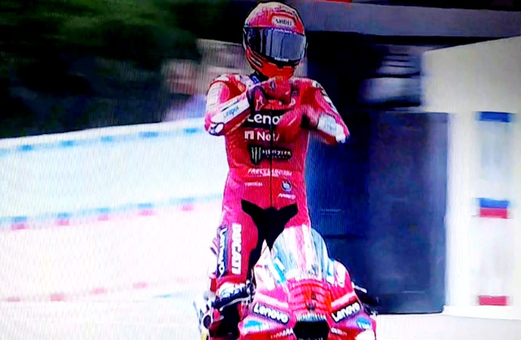SELEBRASI UNIK: Pembalap Ducati Marc Marquez melakukan selebrasi tarian pacu jalur saat finish di MotoGP Jerman, Minggu (13/7).