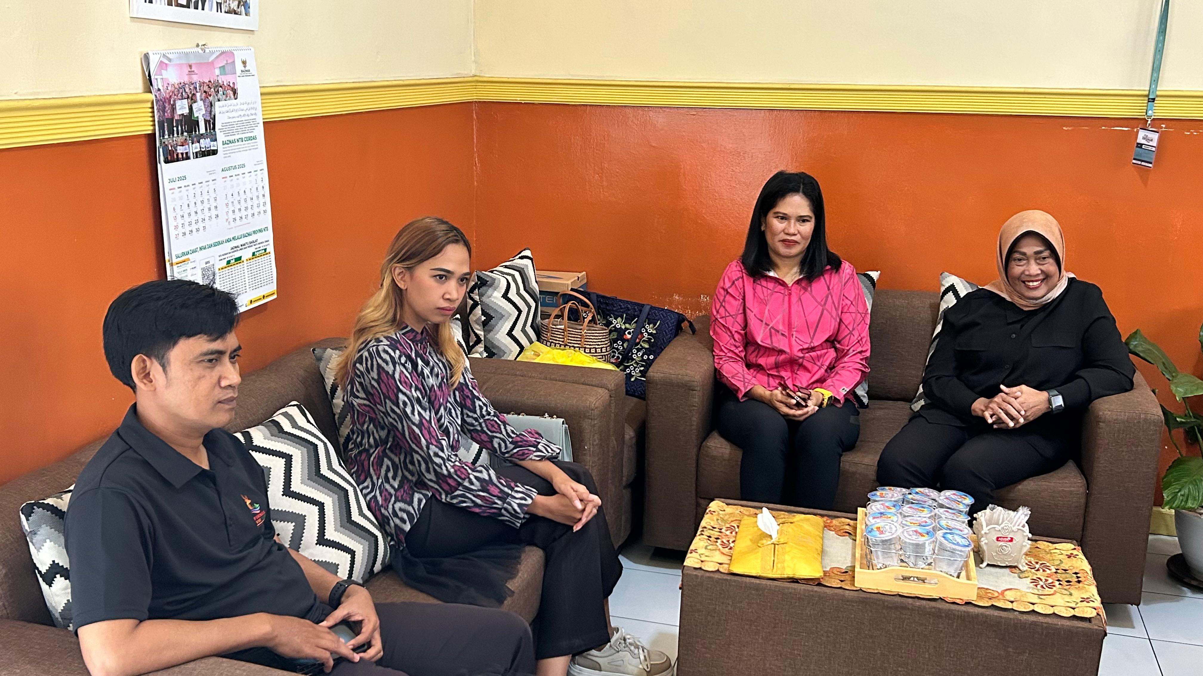 Ade Lativa Fitri (dua dari kiri) saat bertemu Sekretaris Dispora NTB Hj Asnirawati (kanan) didampingi Kabid Pemberdayaan Daya Saing Kepemudaan Tarmidzi dan Jafung Heny Indu.