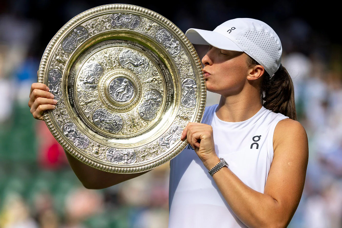 Iga Swiatek bikin kejutan di Wimbledon dengan menjuarai final 6-0, 6-0. Juara pertama asal Polandia, Swiatek ciptakan sejarah di lapangan rumput.