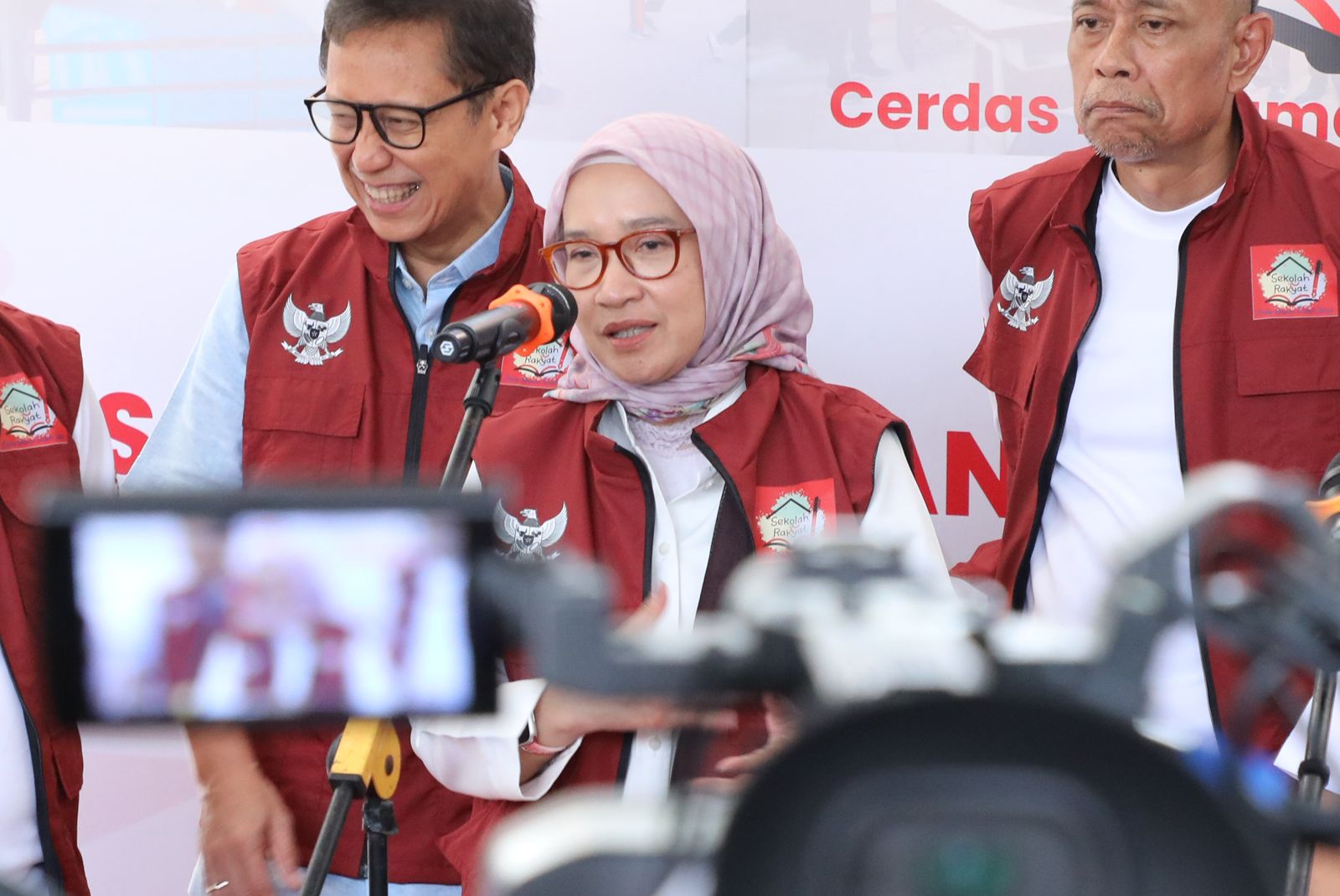Menteri PANRB Rini Widyantini saat memberikan keterangan pers usai pembukaan MPLS di Sekolah Rakyat Menengah Pertama 10 Bogor, Senin (14/7).
