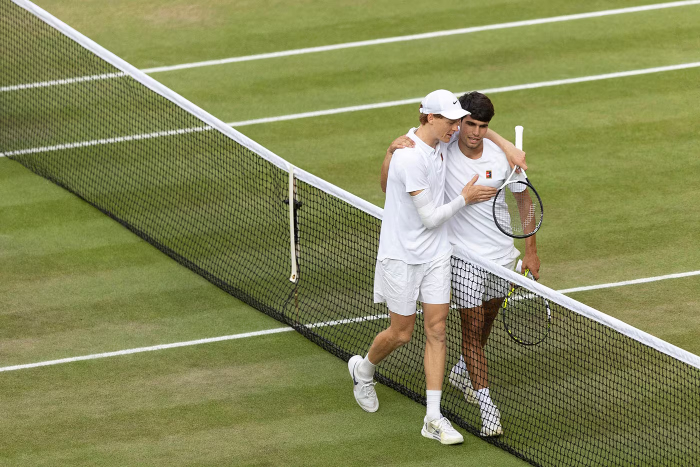 Alcaraz tersenyum usai kalah dari Jannik Sinner di final Wimbledon 2025. Ia bangga dan siap bangkit lewat persaingan yang sehat.