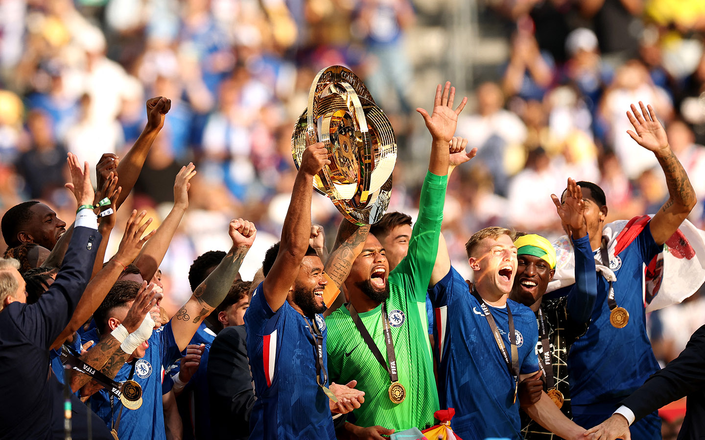 Para pemain Chelsea mengangkat trofi juara dunia antarklub 2025 setelah mengalahkan PSG di final.