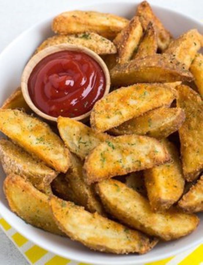 Cuma pakai bumbu dapur, kamu bisa bikin potato wedges krispi ala restoran di rumah. Cocok buat ngemil sore, nonton drakor, atau pelengkap makan malam. Simpel, gurih, dan renyahnya nagih!
