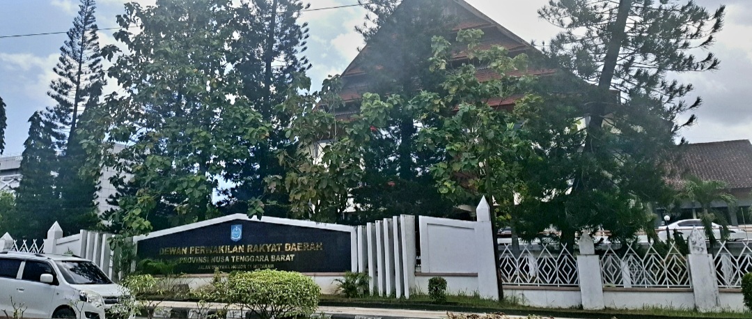 KANTOR WAKIL RAKYAT: Kantor DPRD NTB di Jalan Udayana diguncang isu miring terkait bagi-bagi uang siluman ke sesama anggota dewan baru.