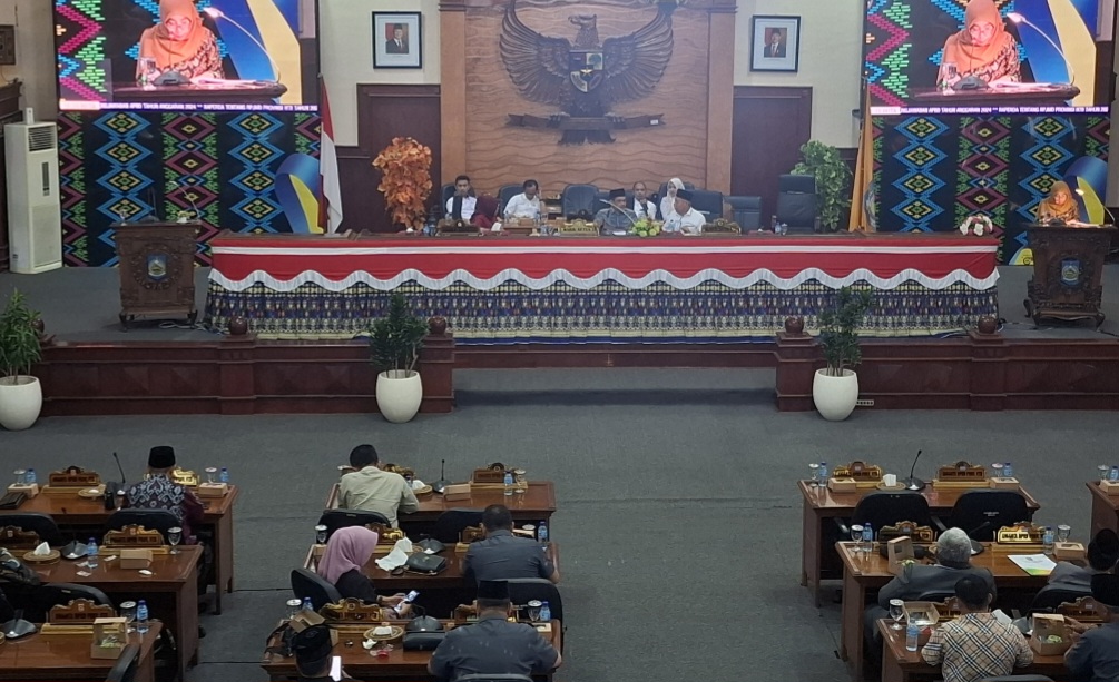 WAKIL RAKYAT: Aanggota DPRD NTB sedang menggelar rapat paripurna yang membahas raperda Laporan Pertanggungjawaban APBD 2024 beberapa waktu lalu.