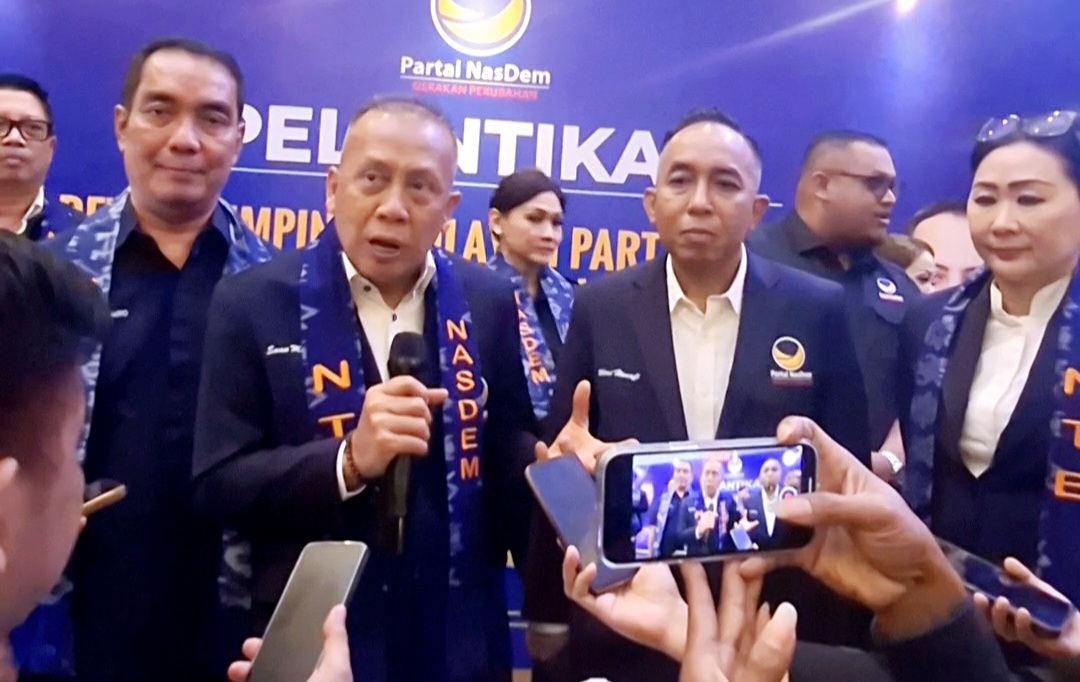 TEBAR OPTIMISME: Wakil Ketua Umum DPP NasDem Saan Mustopa didampingi Ketua DPW NasDem NTB Mori Hanafi menjawab target elektoral partai usai pelantikan di Hotel Lombok Raya, Sabtu (12/7).