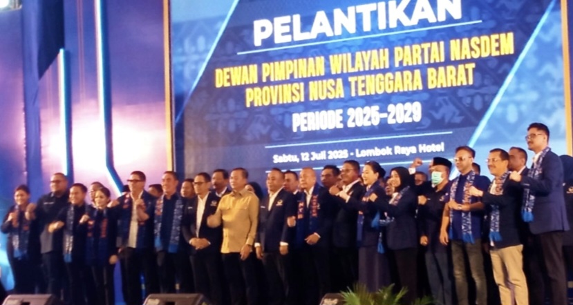 RESMI DILANTIK: Gubernur NTB Lalu Muhamad Iqbal (baju krem) menghadiri pelantikan pengurus DPW NasDem NTB yang dipimpin Mori Hanafi.