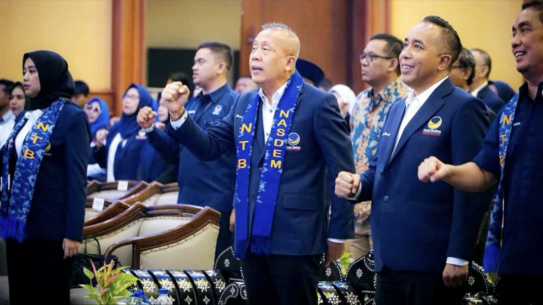 TEBAR OPTIMISME: Wakil Ketua Umum DPP NasDem Saan Mustopa didampingi Ketua DPW NasDem NTB Mori Hanafi saat pelantikan struktur DPW NasDem NTB, Sabtu (12/7).