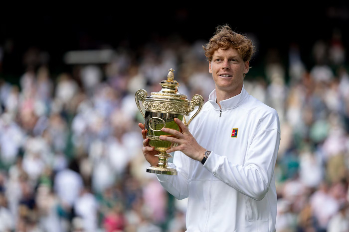 Jannik Sinner sukses raih gelar Wimbledon pertama, mengalahkan Carlos Alcaraz di final setelah perjuangan sengit 4 set.