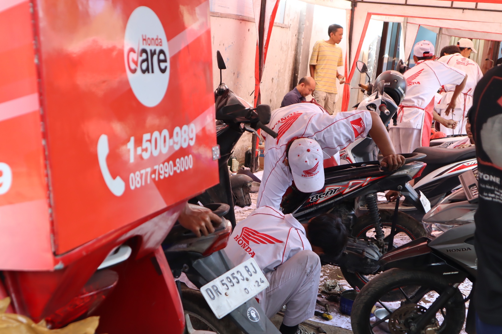 PEDULI : Astra Motor NTB saat memberikan servis motor gratis kepada korban banjir di Kekalik Jaya.