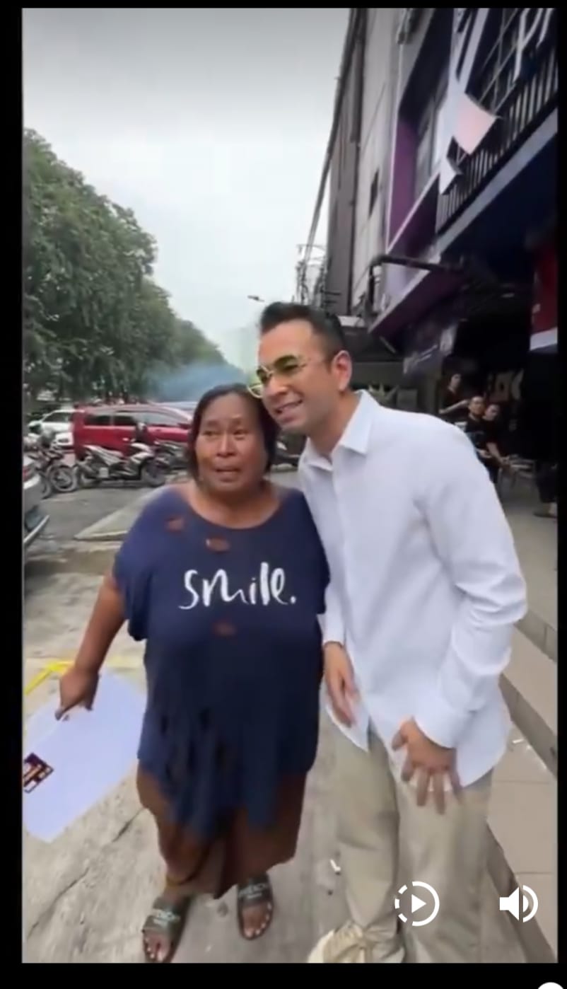 Tak punya HP, ibu penjual kacang ini minta tolong difotokan oleh asisten Raffi Ahmad. Raffi pun melayani dengan ramah dan senyum hangat. (tangkapan layar twitter)
