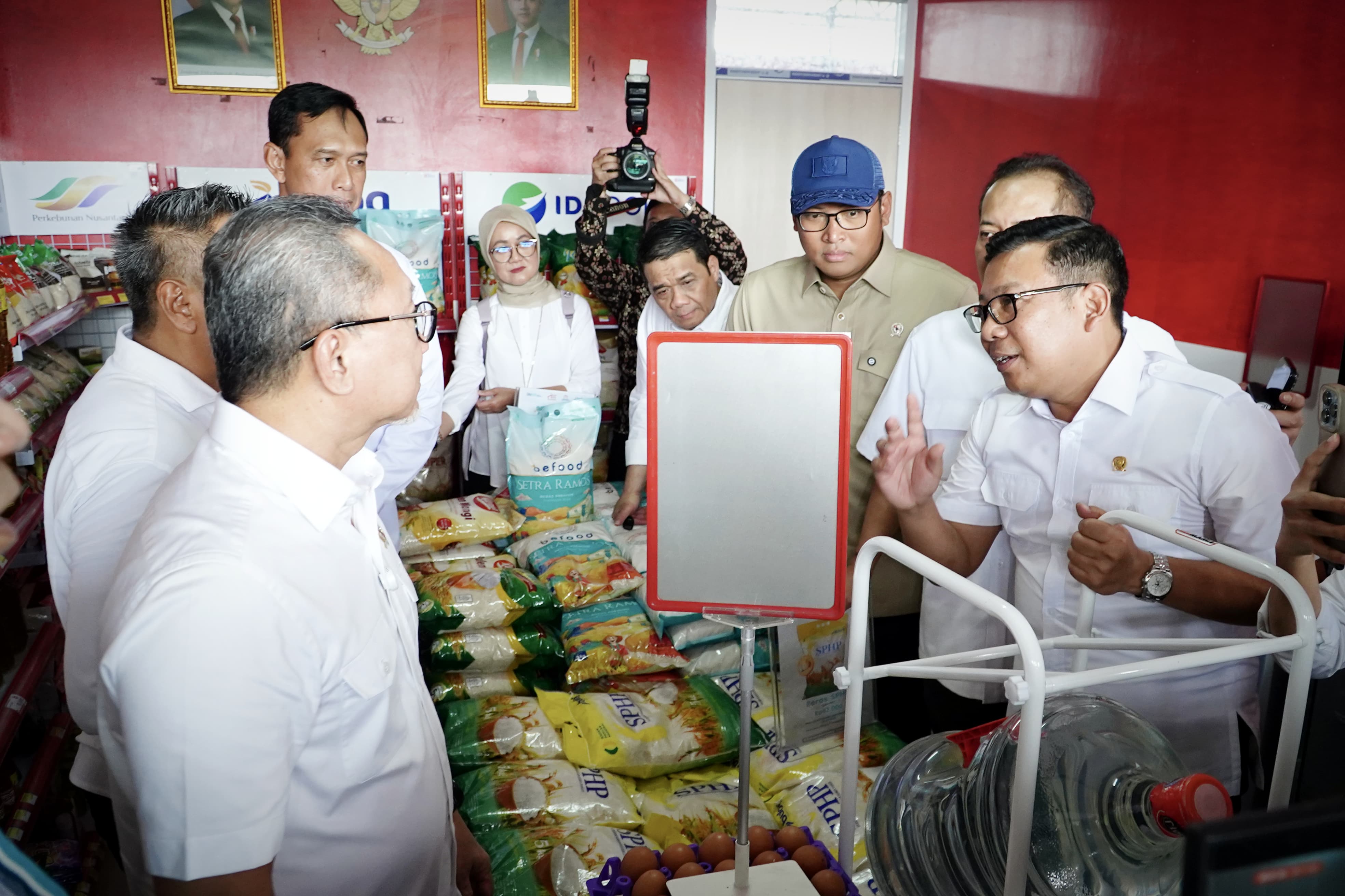 Kepala Bapanas (kanan) Arief Prasetyo Adi bersama menteri/kepala lembaga terkait mendampingi Menko Bidang Pangan Zulkifli Hasan dalam kunjungan kerja ke Kopdes Merah Putih di Jateng.