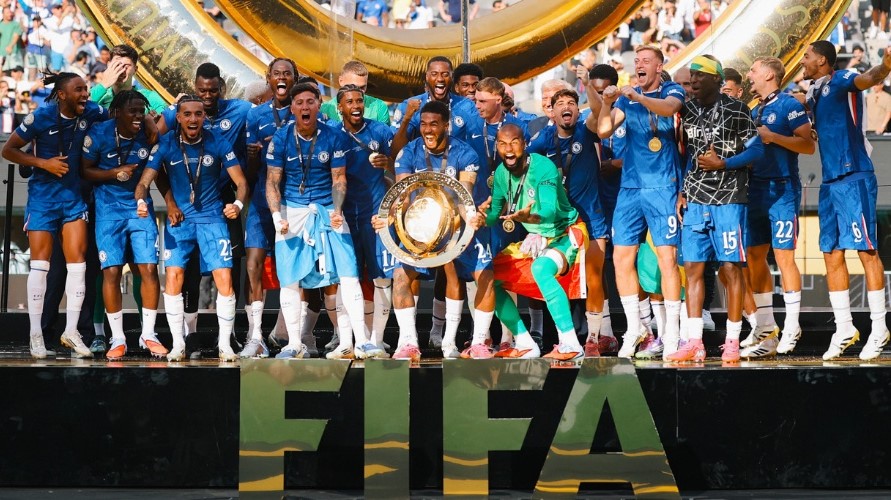 Chelsea baru saja menjuarai Piala Dunia Antarklub FIFA 2025! Mereka mengalahkan Paris Saint-Germain (PSG) dengan skor 3-0 di final.
