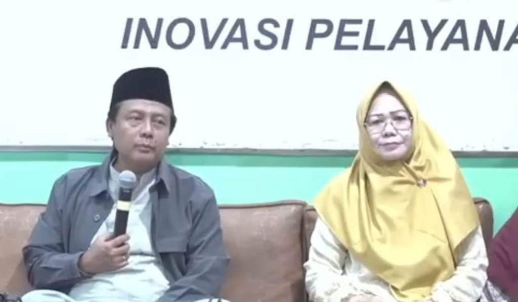 DENGARKAN KELUHAN WARGA: Bupati KSB Amar Nurmansyah didampingi Wabup Hanipah saat memimpin langsung Forum Yasinan Pemda KSB, Sabtu malam (12/7).&nbsp;