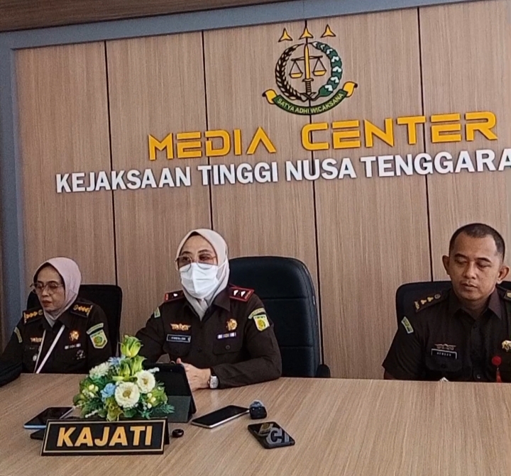 Kajati NTB Enen Saribanon (tengah) didampingi Plt Aspidsus Kejati NTB Ely Rahmawati dan Kasi Penyidikan Pidsus Kejati NTB saat jumpa pers, Senin (14/7).