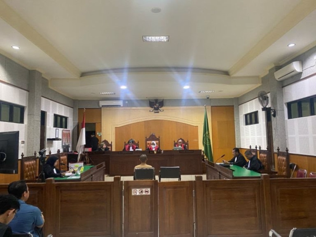 INKRAH: Terdakwa Hairul Juhdy saat menjalani sidang dengan agenda pembacaan putusan, belum lama ini.