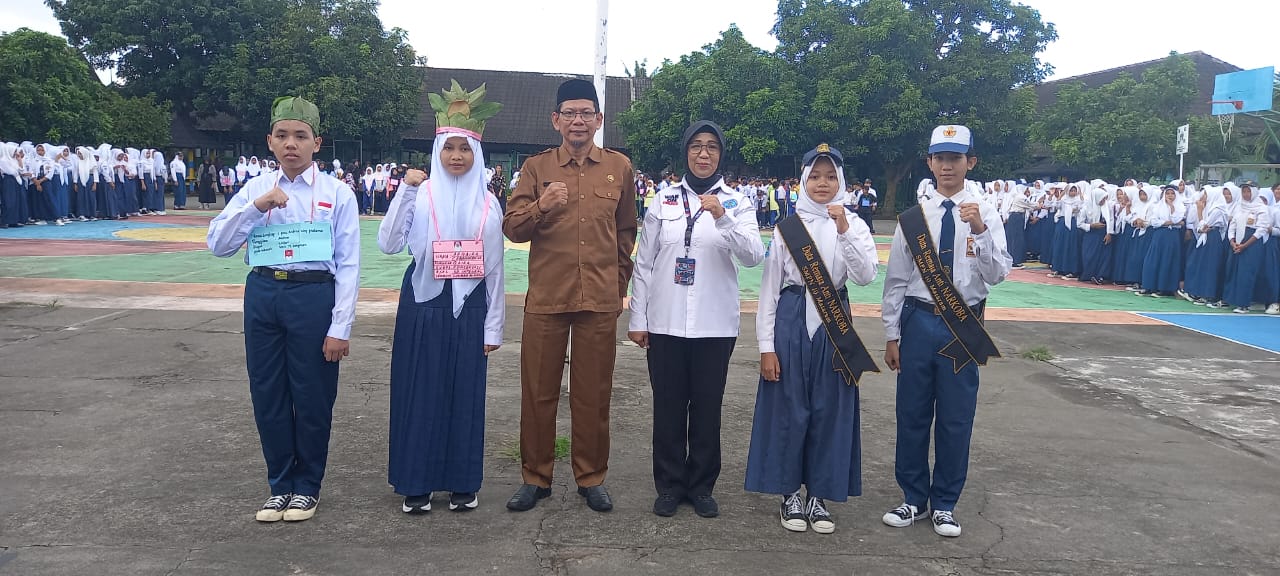 Kepala BNN Kota Mataram Yuanita Amelia Sari (tiga dari kanan), Kepala SMPN 10 Chamim Tohari (empat dari kanan) bersama kader remaja anti narkoba pada MPLS hari pertama di Halaman SMPN 10 Mataram.