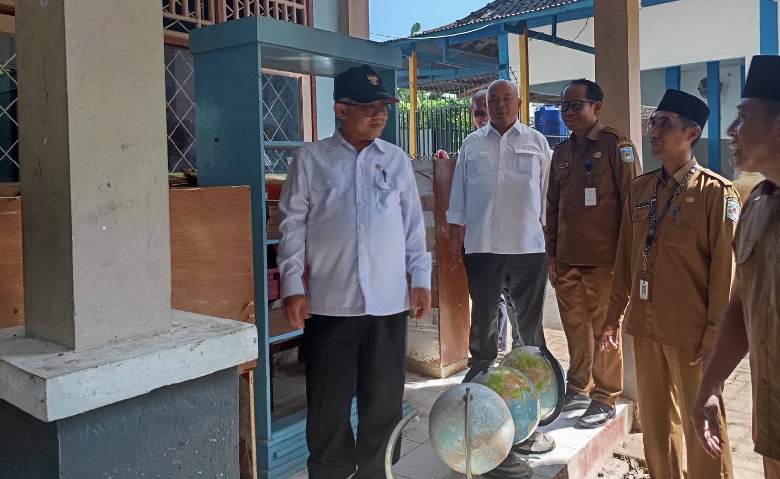 Mendikdasmen Abdul Mu&rsquo;ti (pakai topi) melihat kondisi Perpustakaan SMPN 16 Mataram yang terdampak banjir, Senin (14/7).