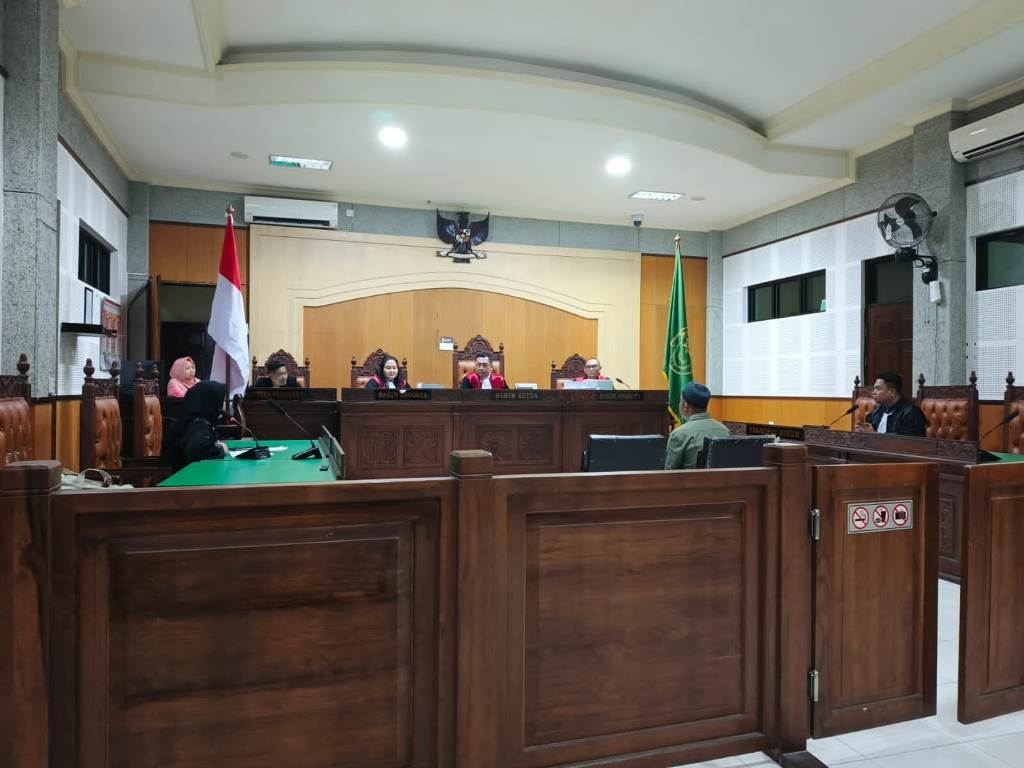 SIDANG PERDANA: Terdakwa Arif Rahman menjalani sedang perdana korupsi dana KUR Bawang Bank Nasional KCP Woha di Pengadilan Tipikor Mataram, Jumat (11/7).