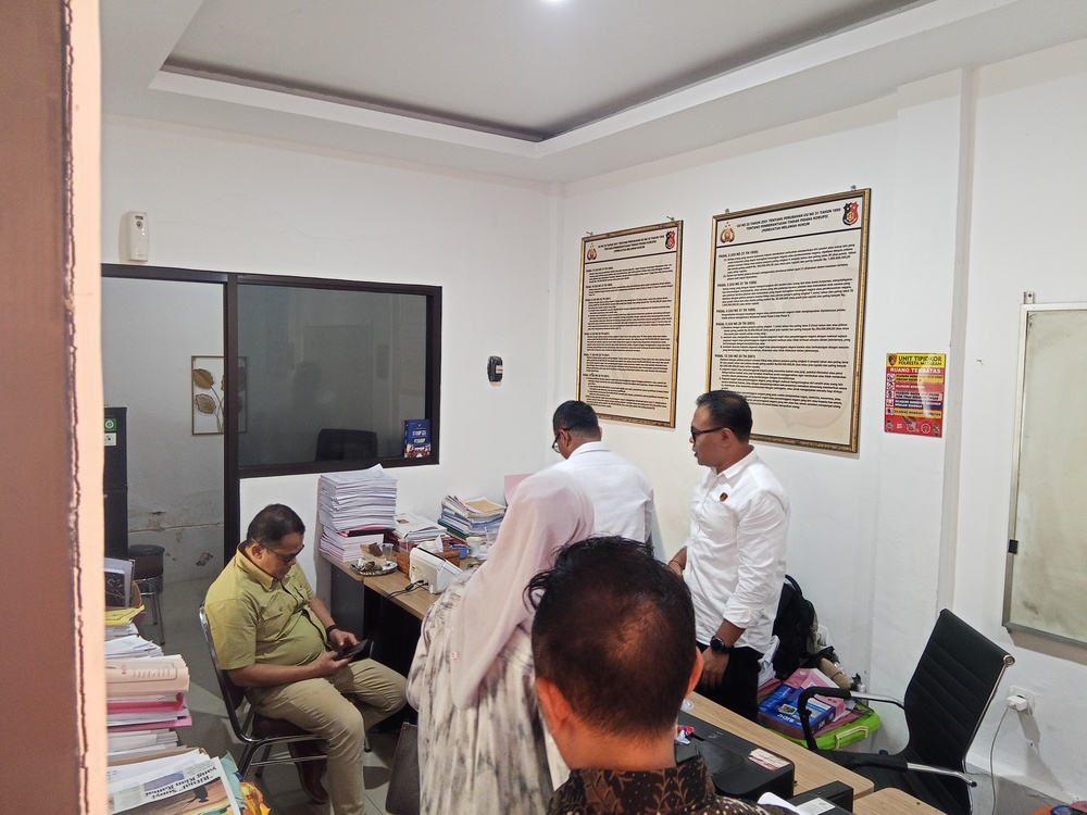 Karo Perekonomian Setda NTB Wirajaya Kusuma sedang berada di ruang penyidik Satreskrim Polresta Mataram, Senin (14/7).