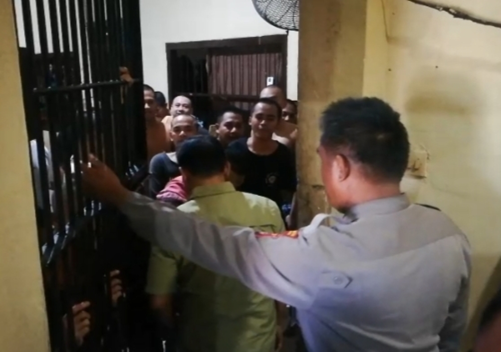 Tersangka WK saat dibawa menuju Rutan Polresta Mataram, Senin (14/7).