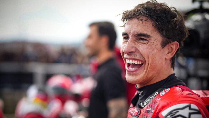 Marc Marquez menang dominan di GP Jerman 2025. Pembalap Ducati ini raih kemenangan ketujuh musim ini usai unggul hampir tujuh detik.