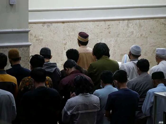 Satu kali salam dalam salat jenazah? Ternyata ini yang diamalkan oleh para sahabat Nabi dan dikuatkan oleh mayoritas ulama salaf. (Yufid.Tv)