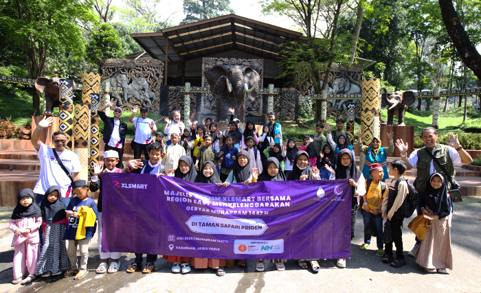 Karyawan XLSMART salurkan santunan Muharram 1447H di Surabaya dan Makassar, ajak yatim wisata edukatif & berbagi sembako.