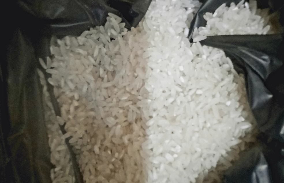 Ilustrasi beras oplosan yang beredar di pasar yang dijual dengan harga premium.