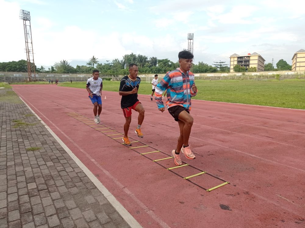 Atlet atletik NTB dari kabupaten dan kota mempersiapkan diri untuk Kejurda Atletik NTB sebagai seleksi Kejurnas Atletik 2025.