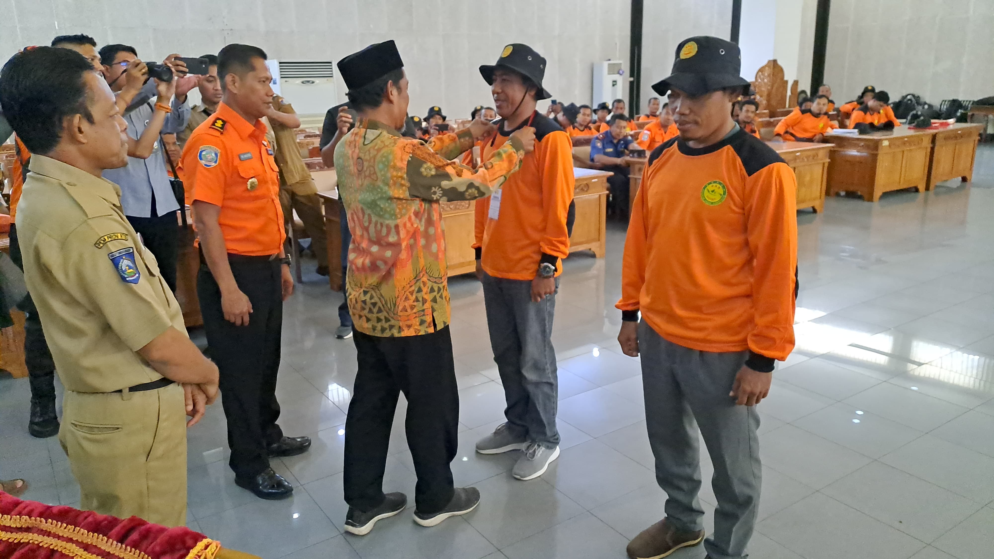 TINGKATKAN KAPASITAS: Anggota Komisi V DPR RI Abdul Hadi didampingi Kepala Kantor SAR Mataram Muhamad Hariyadi dan Asisten III Lobar Fauzan Husniadi saat membuka Workshop Pencarian dan Pertolongan.