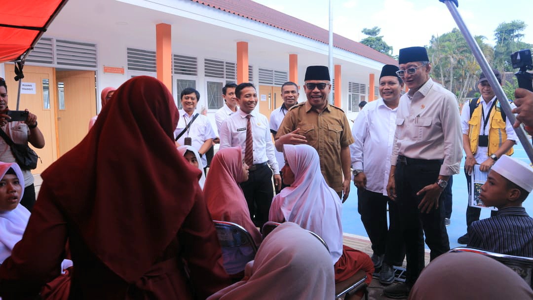AKHIRNYA DATANG: Menteri PU Dody Hanggodo diampingi Kepala Dinas Dosial Lobar dan Kepala sentra Paramita Mataram Arif Rohman saat menyapa para siswi Sekolah Rakyat Lombok Barat, Senin (14/7)