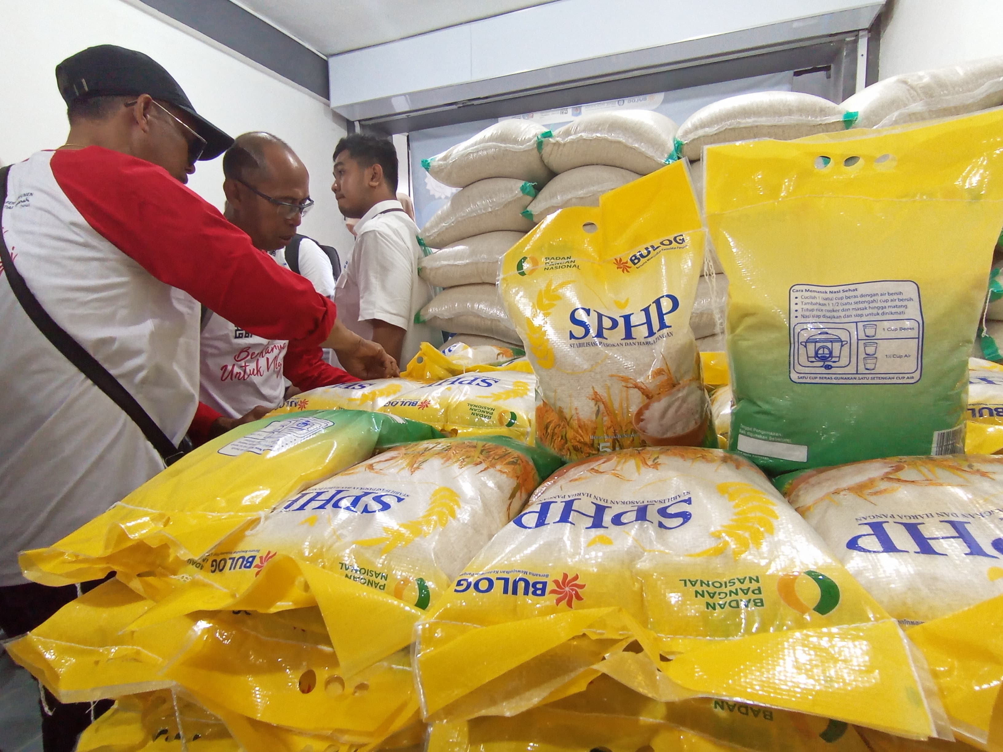 Bulog ntb salurkan 10.200 ton bapang untuk warga miskin.