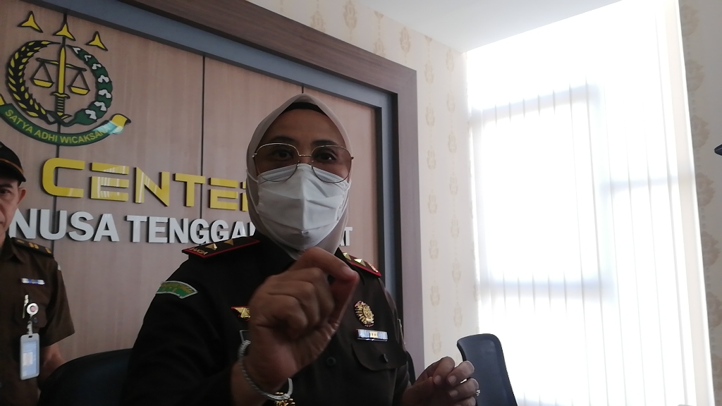 Kajati NTB Enen Saribanon Terkait Berkas Tersangka Pembunuhan Brigadir Nurhadi.