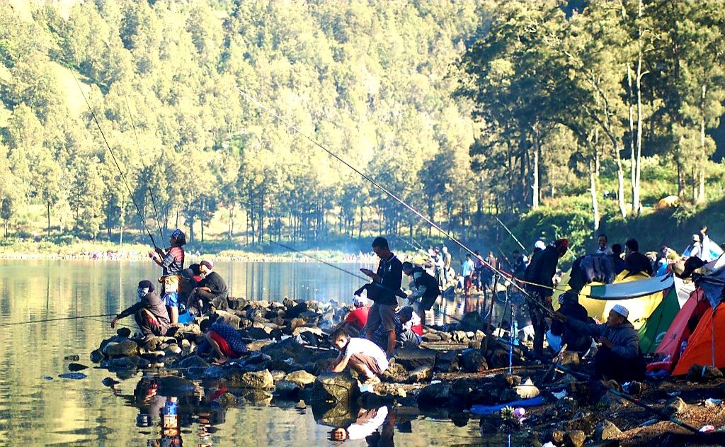 HARUS DIJAGA KELESTARIANNYA: Sejumlah pendaki saat memancing di Danau Segara Anak, Gunung Rinjani beberapa waktu lalu.